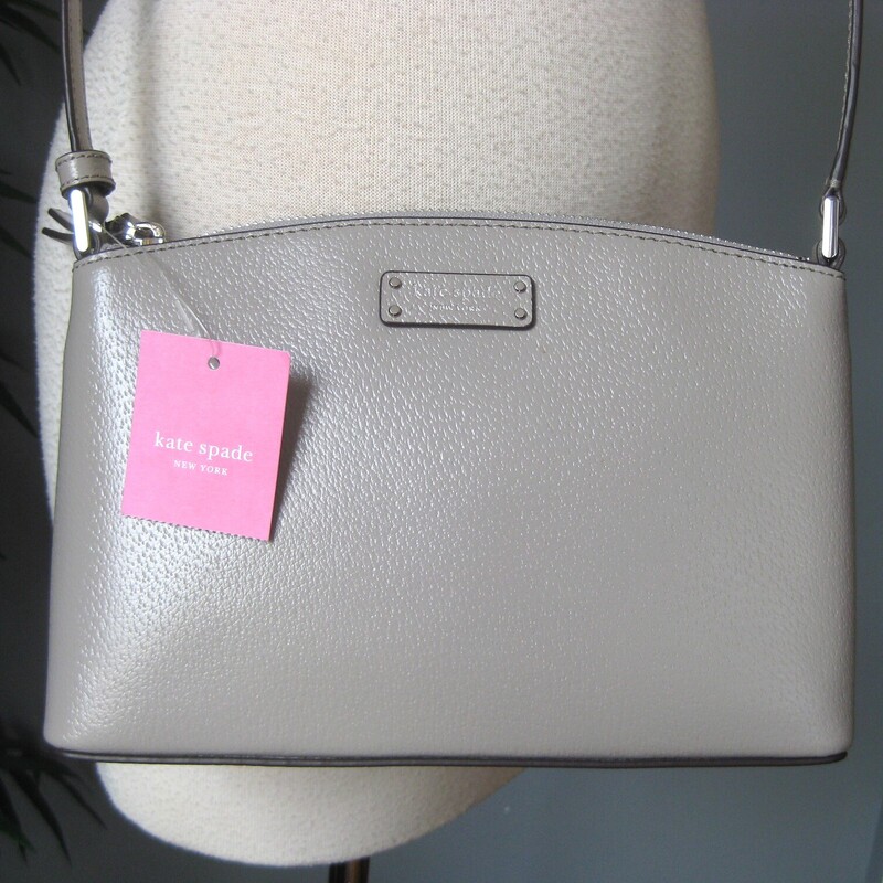 Brand new kate spade ny Jeanne bag, crossbody in soft taupe , appears as a soft pale gray.
top zipper
silver hardware
spade logo lining
one slip pocket inside
one slip pocket outside
9.5 x 6.25 x 3
adjustable crossbody strap min: 22 max: 25

Thanks for looking1
#73501