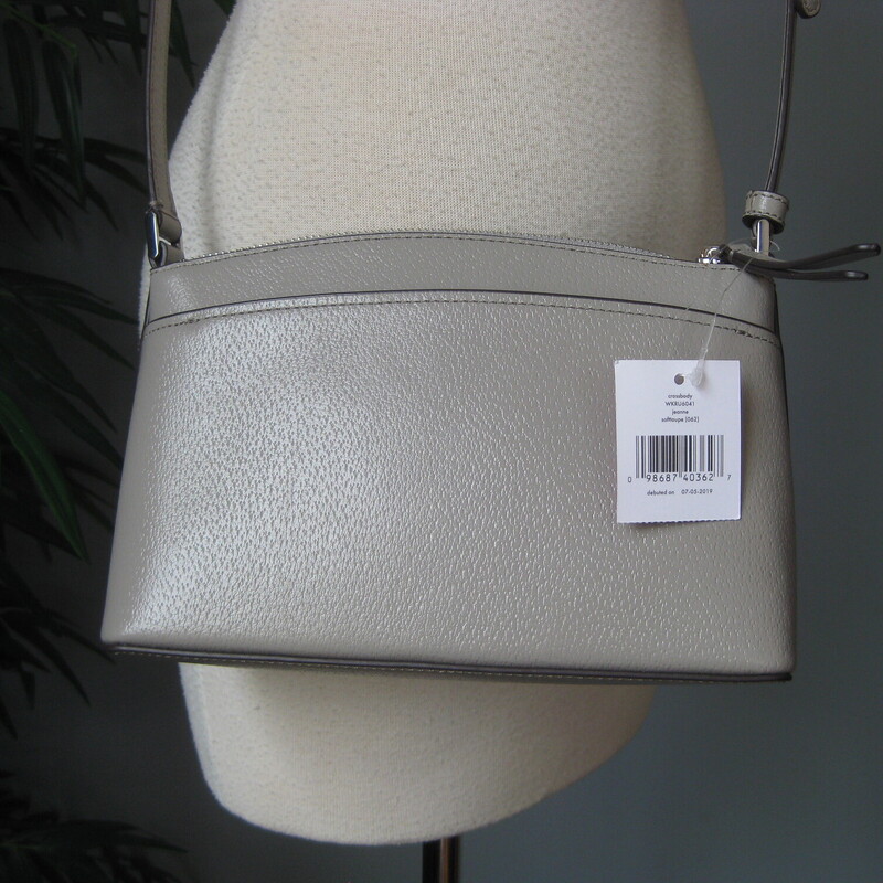 Brand new kate spade ny Jeanne bag, crossbody in soft taupe , appears as a soft pale gray.<br />
top zipper<br />
silver hardware<br />
spade logo lining<br />
one slip pocket inside<br />
one slip pocket outside<br />
9.5 x 6.25 x 3<br />
adjustable crossbody strap min: 22 max: 25<br />
<br />
Thanks for looking1<br />
#73501