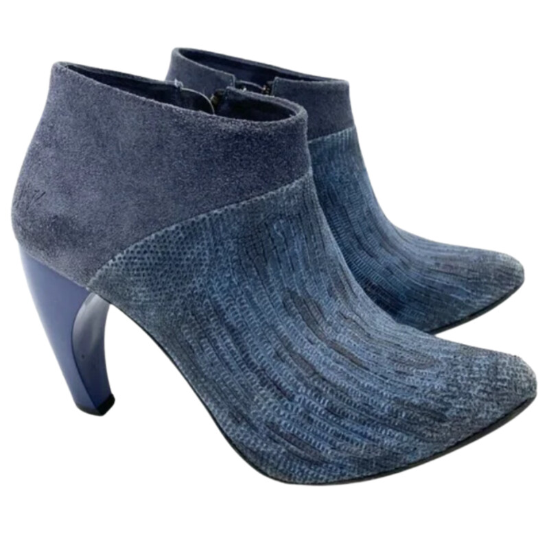 John Fleuvog Pizzazz Boots<br />
Artistic Blue Fleuvog Heel<br />
Textured Front Detail<br />
Color:  Beautiful Blue<br />
Size: 6.5