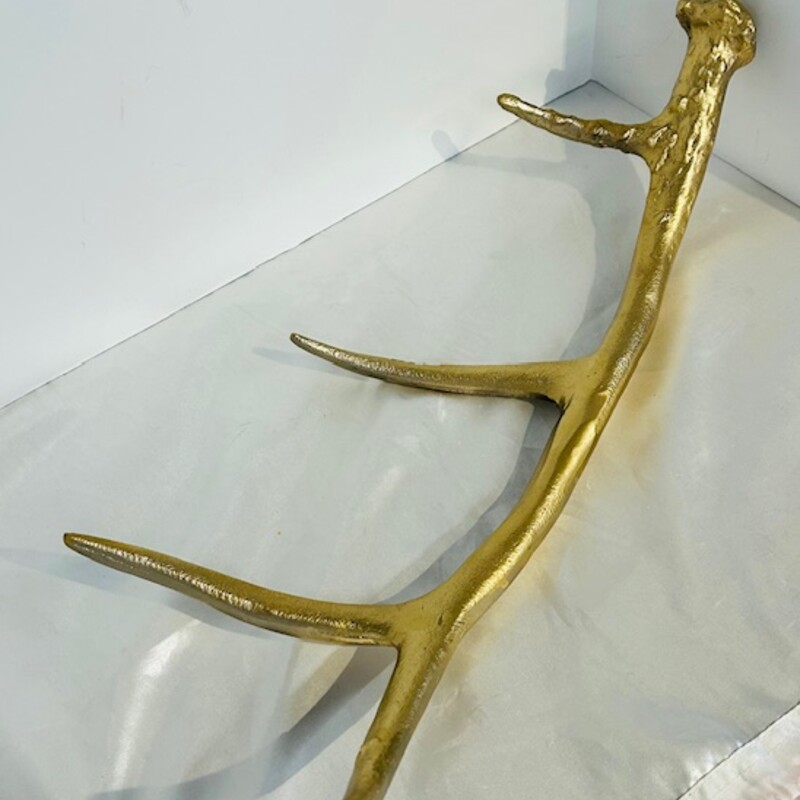 Metal Painted Antler
Gold Size: 18 x 7W