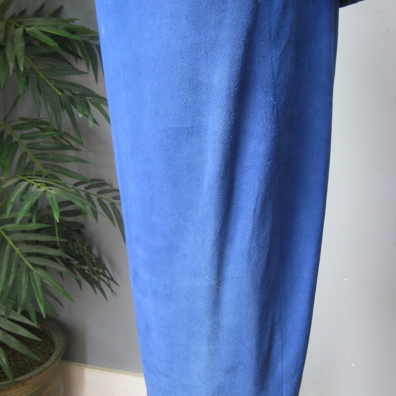 Vtg Vakko Suede, Royal Bl, Size: 10<br />
Stunning! Softest kid suede dress. Royal blue with leather wide corset band at waist.<br />
Slim Pencil skirt<br />
long sleeves<br />
Bustly peplum at the low cut open back.<br />
A suede band at the back of the neck.<br />
Fully Lined.<br />
Shoulder pads inside lining.<br />
The suede and leather is of the very high quality which Vakko is known for.<br />
<br />
CONDITION: Excellent condition with very minor fading at the left seam, probably where it was exposed to light in it's former closet. Also one dark spot on the back. Also, the lining is discolored in some areas from the former wearer's body.<br />
<br />
LABEL: Vakko, made USA<br />
SIZE: Marked size 10, BUT it fits much smaller. Fits like a modern smallish size 4.<br />
PLEASE see measurements provided and compare to a similar garment of your own, allow an inch or so for differences in measuring techniques. Reach out if you need help, I'm good at helping people figure out fit! :)<br />
<br />
Flat measurements:<br />
Shoulder to shoulder: 17<br />
Armpit to armpit - about 15.75 (bc of the construction of the dress with cut on sleeves, it's a little hard to get an accurate here. I wouldn't worry too much about this measurement unless you are very large busted.)<br />
Waist, flat at center of leather - about 14.<br />
Hip: 19.25<br />
Vent is about 6<br />
Underarm sleeve seam:- about 17<br />
Length : 44<br />
<br />
thanks for looking!<br />
#71243