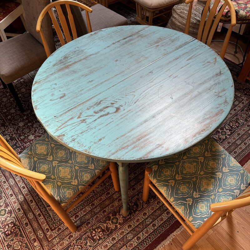 Blue Distressed Table<br />
Round Table<br />
42R 29H