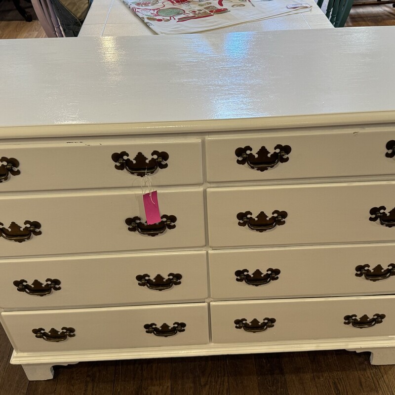 White Dresser<br />
8 Drawers<br />
45 Inches Wide, 17 Inches Deep, 35 Inches High