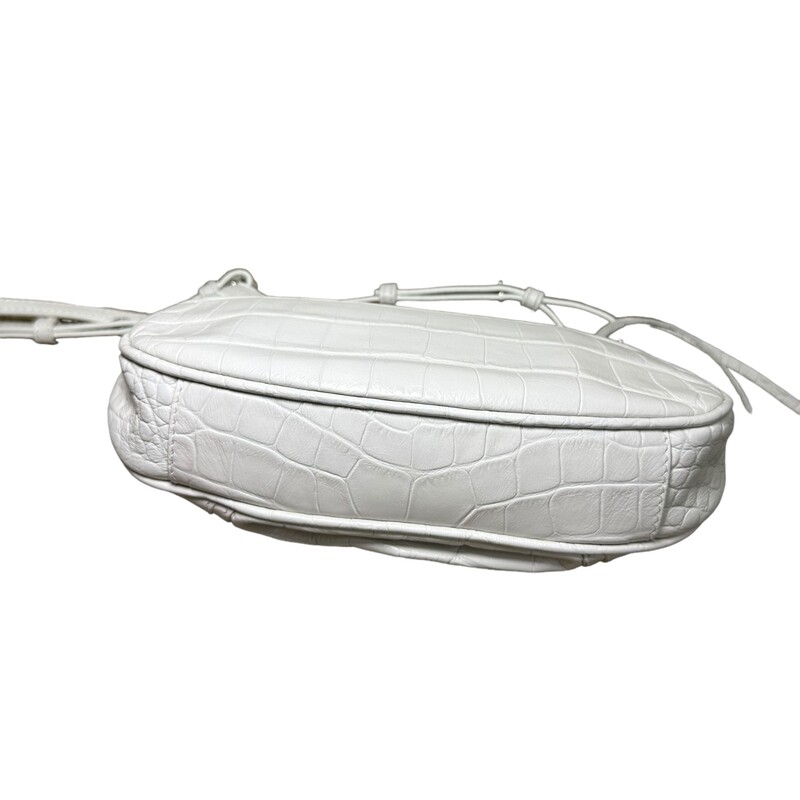 Balenciaga Le Cagole, White, Size: Mini<br />
<br />
Dimensions:<br />
L8.2 x H5.1 x W1.7 inch<br />
Shoulder chain strap with one hook (15.7 inch)<br />
Adjustable and removable crossbody strap (40.5 inch)<br />
<br />
Code:695814.9016.B584946