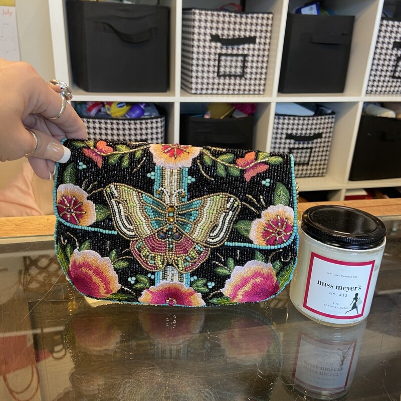Beaded Butterfly Purse<br />
Blk/pk<br />
Size: R $235