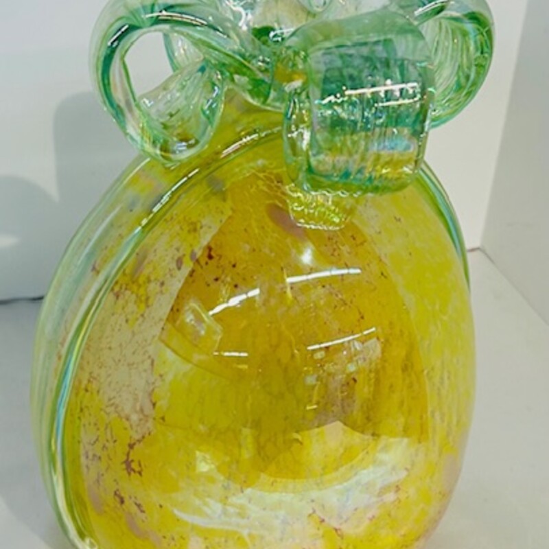 Art Glass Bow Top Lamp
Yellow Green
Size: 6 x 8.5H