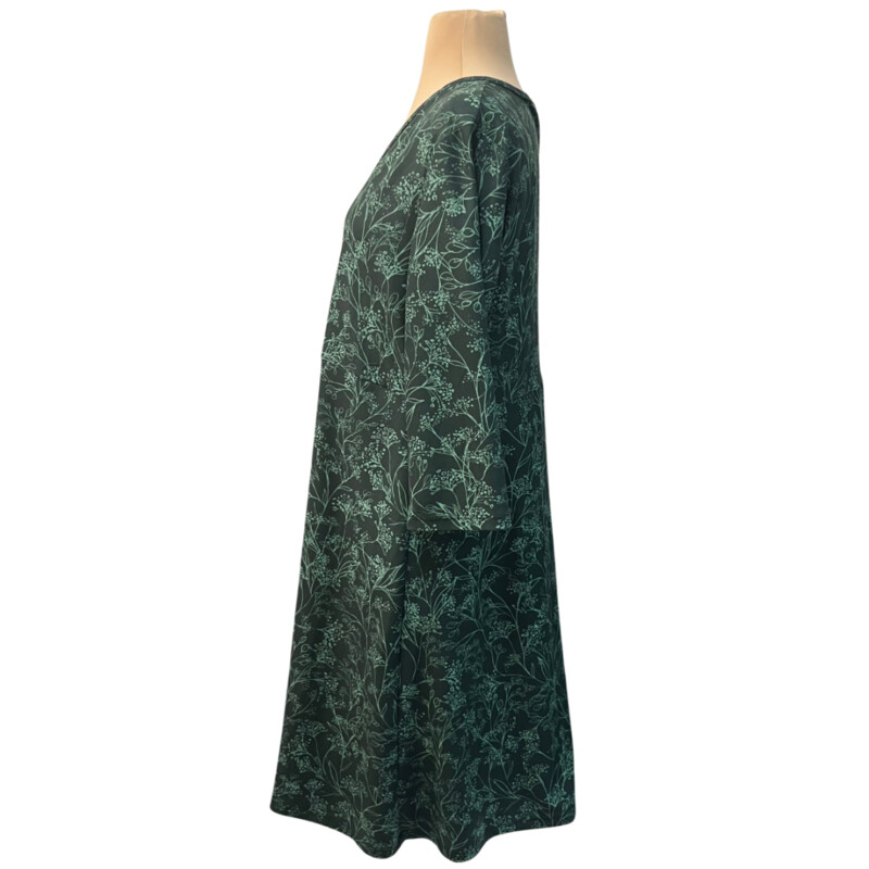 Nuu Muu Go Be Dress<br />
3/4 Sleeves<br />
V-Neck<br />
Emerald 2021<br />
Gorgeous Greens<br />
Size: XL