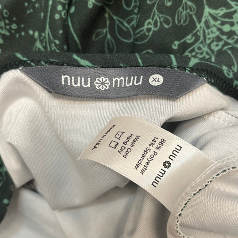 Nuu Muu Go Be Dress<br />
3/4 Sleeves<br />
V-Neck<br />
Emerald 2021<br />
Gorgeous Greens<br />
Size: XL