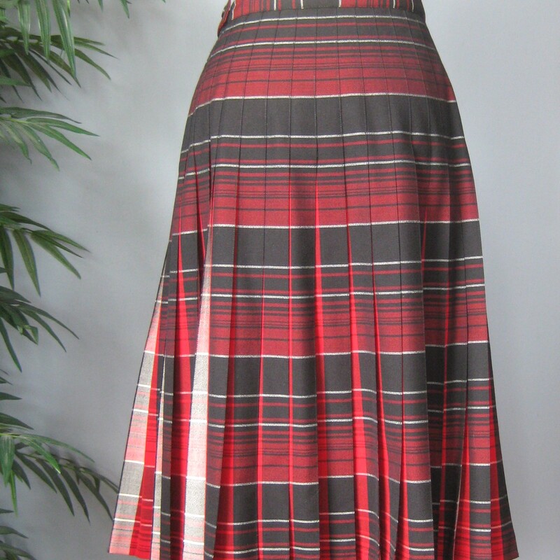 Here's a vintage Pendleton Skirt in a bright red plaid.
It's reversible!
100% Wool
Made in Oregon in the USA

The skirt has knife pleats all around, the pleats are sewn down from the waist to the hips.
Metal two way zipper and two button closure.
Unlined.
Marked size 8
Here are the flat measurements, please double where appropriate:
Waist: 14.75
Hips: 22
Length: 27

Thanks for looking
#75017