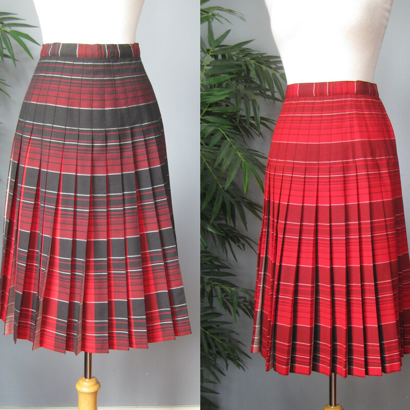 Here's a vintage Pendleton Skirt in a bright red plaid.
It's reversible!
100% Wool
Made in Oregon in the USA

The skirt has knife pleats all around, the pleats are sewn down from the waist to the hips.
Metal two way zipper and two button closure.
Unlined.
Marked size 8
Here are the flat measurements, please double where appropriate:
Waist: 14.75
Hips: 22
Length: 27

Thanks for looking
#75017