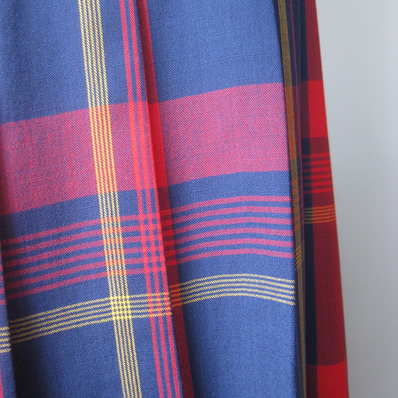 A true classic, the Pendleton pleated skirt is done in 100% virgin wool.  This one is a happy blue and red plaid.
the wool here is light weight and smooth.
great for spring summer and fall
It's marked size 10, but please use the flat measurements as your ultimate guide to fit, double where appropriate:

waist: 14
Hip: aprox 21 (without spreading the pleats )
Length: 33.25

Perfect condition!

Thanks for looking
#75016