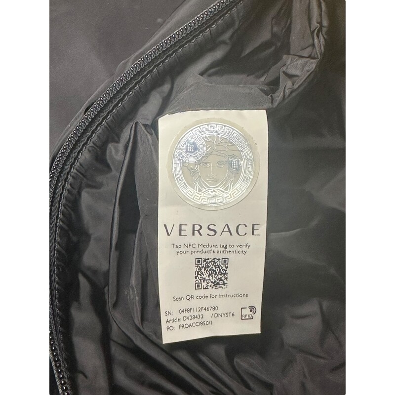 Versace Barocco Duffle<br />
Missing Pull Tabs<br />
Some minor  discoloration<br />
Dimensions: Approx. 21 length x 12 height x 10