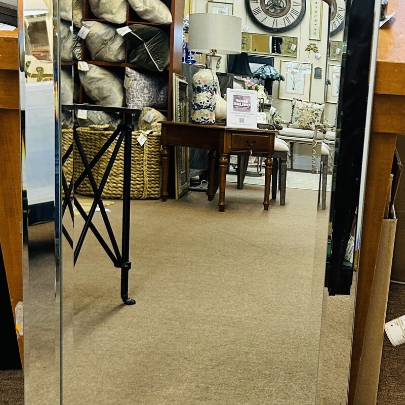 Beveled Edge Mirror
Silver
Size: 20 x 40