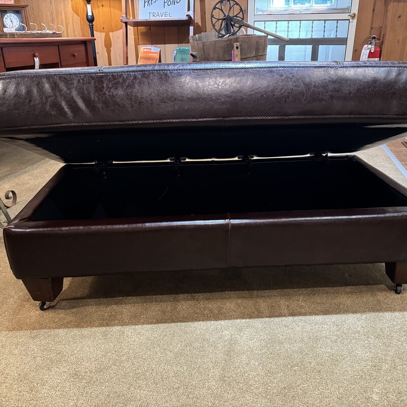 Brown Storage Ottoman<br />
Faux Leather, Top lifts up for storage. It is on Wheels.<br />
50 Inches Wide, 26 Inches Deep, 19 Inches High