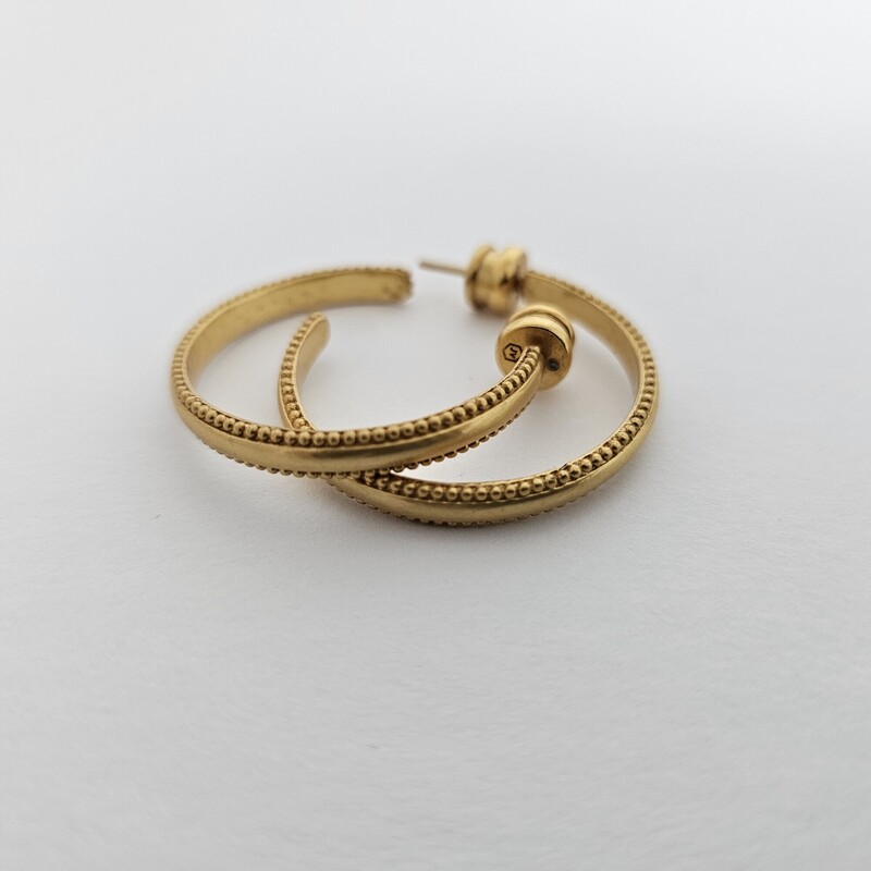 Julie Voss<br />
Gold hoops<br />
Size: Pierce