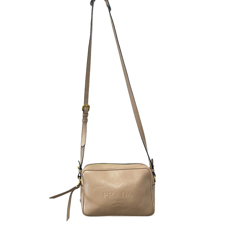 Prada Glazed Glace Calfskin Embossed Logo Camera Nude Bag<br />
<br />
Dimensions:<br />
Base length: 9.00 in<br />
Height: 5.75 in<br />
Width: 3.25 in<br />
Drop: 22.00 in<br />
<br />
Manufacturing Code:<br />
140 D<br />
<br />
Note: Light scuff on front.