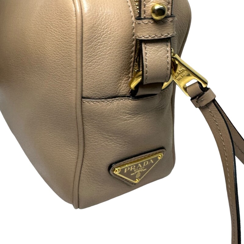 Prada Glazed Glace Calfskin Embossed Logo Camera Nude Bag<br />
<br />
Dimensions:<br />
Base length: 9.00 in<br />
Height: 5.75 in<br />
Width: 3.25 in<br />
Drop: 22.00 in<br />
<br />
Manufacturing Code:<br />
140 D<br />
<br />
Note: Light scuff on front.