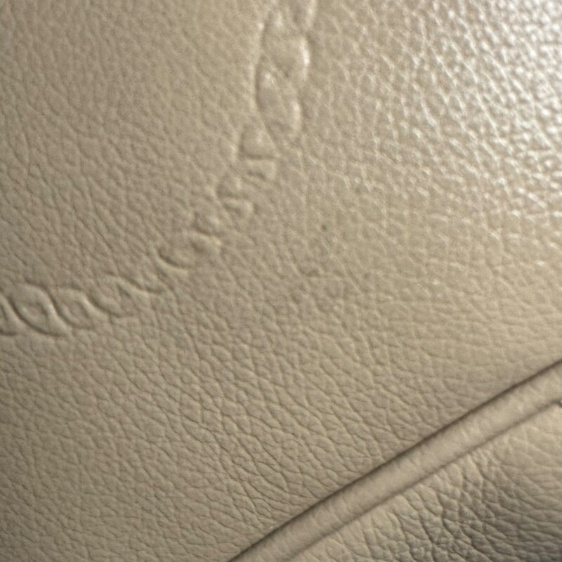 Prada Glazed Glace Calfskin Embossed Logo Camera Nude Bag<br />
<br />
Dimensions:<br />
Base length: 9.00 in<br />
Height: 5.75 in<br />
Width: 3.25 in<br />
Drop: 22.00 in<br />
<br />
Manufacturing Code:<br />
140 D<br />
<br />
Note: Light scuff on front.