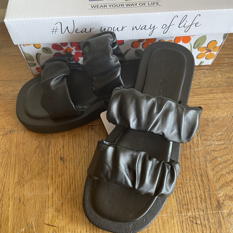 Luk*Ees by Muk Luks Sandals, Black, Size: 8 NWY $14.99<br />
Original Price $30.00<br />
<br />
All sales are final. No Returns<br />
Pick up within 7 days of purchas or have it shipped.<br />
Thank you for shopping with us :)