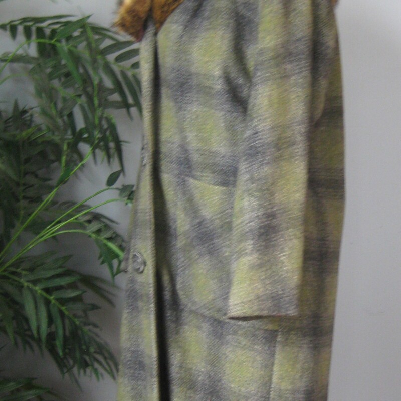 Vtg Plaid With Fur Collar, Green, Size: Small
Here is a gorgeous green wool coat with an big fur collar. This coat is very warm with a plush lining in the body and quilted lining in the sleeves.
Big pactch pockets and three big plastic buttons down the front.

Here are the flat measurements, please double where appropriate. Remember to leave room for movement and whatever you will typically have on under the coat.

Armpit to Armpit: 21.5 measures across the back of the coat on the INSIDE
Length: 39
Waist area: 22
hip area: 22
Underarm sleeve seam length: 14 These are 3/4 length.
Old but in excellent condition.
Thank you for looking.
#70440