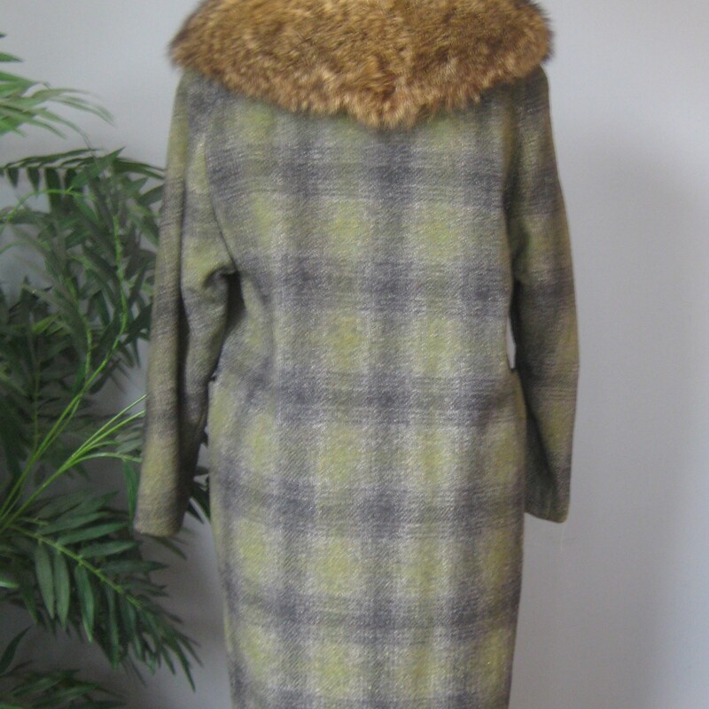 Vtg Plaid With Fur Collar, Green, Size: Small<br />
Here is a gorgeous green wool coat with an big fur collar. This coat is very warm with a plush lining in the body and quilted lining in the sleeves.<br />
Big pactch pockets and three big plastic buttons down the front.<br />
<br />
Here are the flat measurements, please double where appropriate. Remember to leave room for movement and whatever you will typically have on under the coat.<br />
<br />
Armpit to Armpit: 21.5 measures across the back of the coat on the INSIDE<br />
Length: 39<br />
Waist area: 22<br />
hip area: 22<br />
Underarm sleeve seam length: 14 These are 3/4 length.<br />
Old but in excellent condition.<br />
Thank you for looking.<br />
#70440