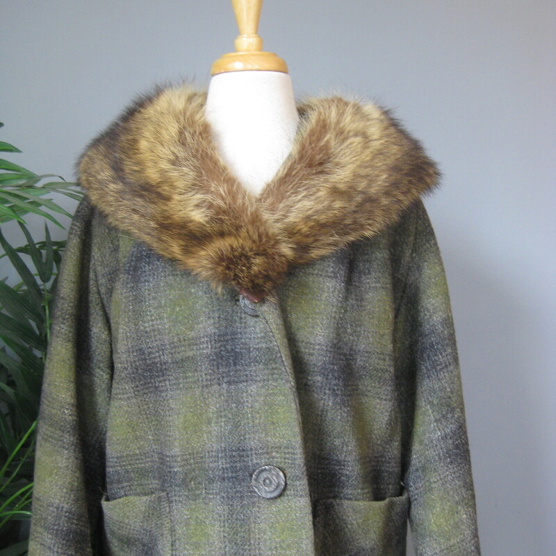 Vtg Plaid With Fur Collar, Green, Size: Small<br />
Here is a gorgeous green wool coat with an big fur collar. This coat is very warm with a plush lining in the body and quilted lining in the sleeves.<br />
Big pactch pockets and three big plastic buttons down the front.<br />
<br />
Here are the flat measurements, please double where appropriate. Remember to leave room for movement and whatever you will typically have on under the coat.<br />
<br />
Armpit to Armpit: 21.5 measures across the back of the coat on the INSIDE<br />
Length: 39<br />
Waist area: 22<br />
hip area: 22<br />
Underarm sleeve seam length: 14 These are 3/4 length.<br />
Old but in excellent condition.<br />
Thank you for looking.<br />
#70440