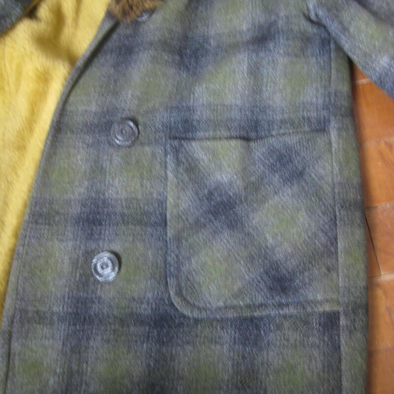 Vtg Plaid With Fur Collar, Green, Size: Small<br />
Here is a gorgeous green wool coat with an big fur collar. This coat is very warm with a plush lining in the body and quilted lining in the sleeves.<br />
Big pactch pockets and three big plastic buttons down the front.<br />
<br />
Here are the flat measurements, please double where appropriate. Remember to leave room for movement and whatever you will typically have on under the coat.<br />
<br />
Armpit to Armpit: 21.5 measures across the back of the coat on the INSIDE<br />
Length: 39<br />
Waist area: 22<br />
hip area: 22<br />
Underarm sleeve seam length: 14 These are 3/4 length.<br />
Old but in excellent condition.<br />
Thank you for looking.<br />
#70440