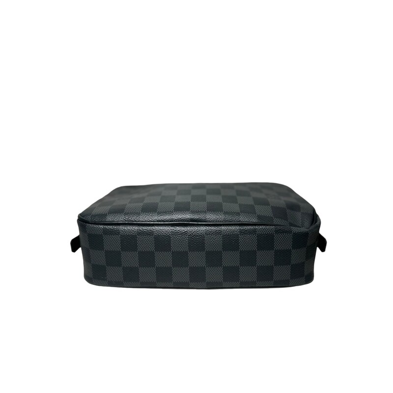 Louis Vuitton Tioletry Damier Graphite GM<br />
Coated Canvas<br />
Dimensions:<br />
Length:10<br />
Height:6.50<br />
Code:BA3188