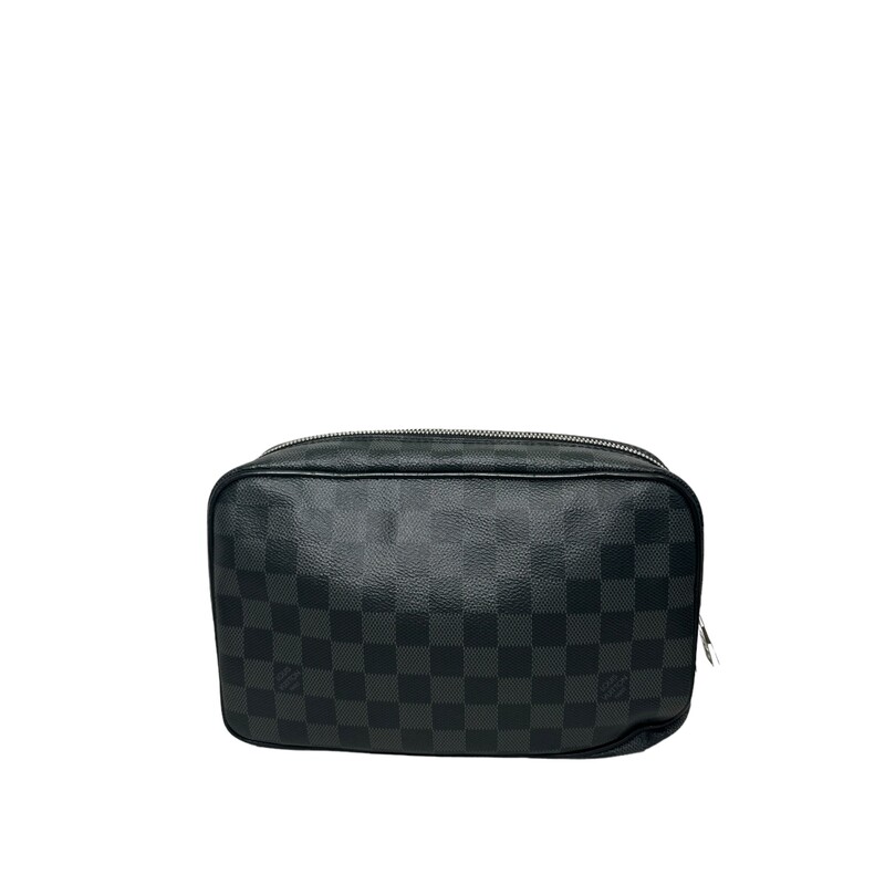 Louis Vuitton Tioletry Damier Graphite GM<br />
Coated Canvas<br />
Dimensions:<br />
Length:10<br />
Height:6.50<br />
Code:BA3188