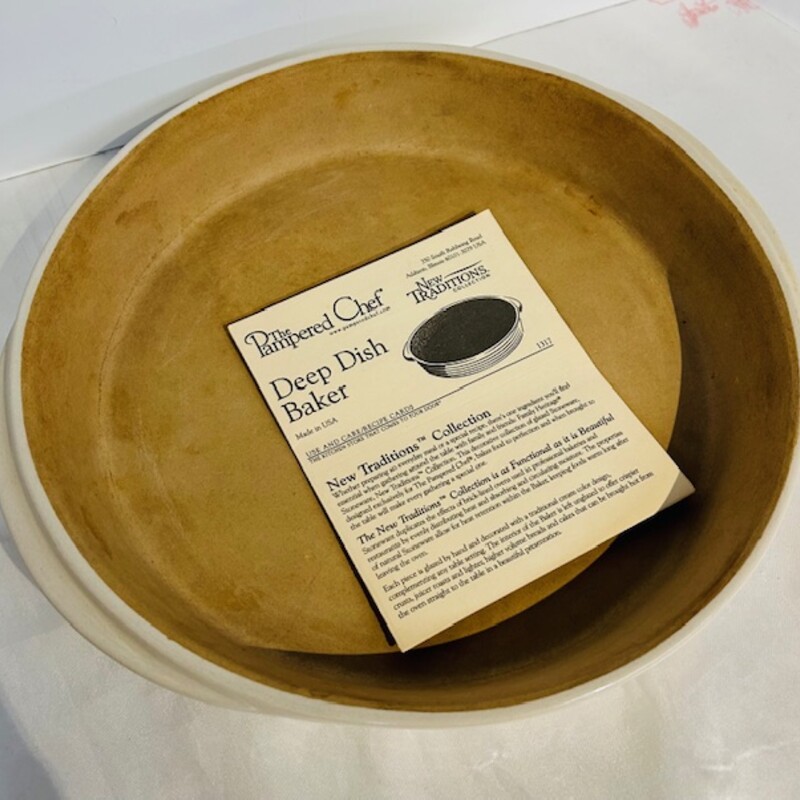 Pampered Chef Deep Dish Baker<br />
Cream Tan Size: 12.5diameter