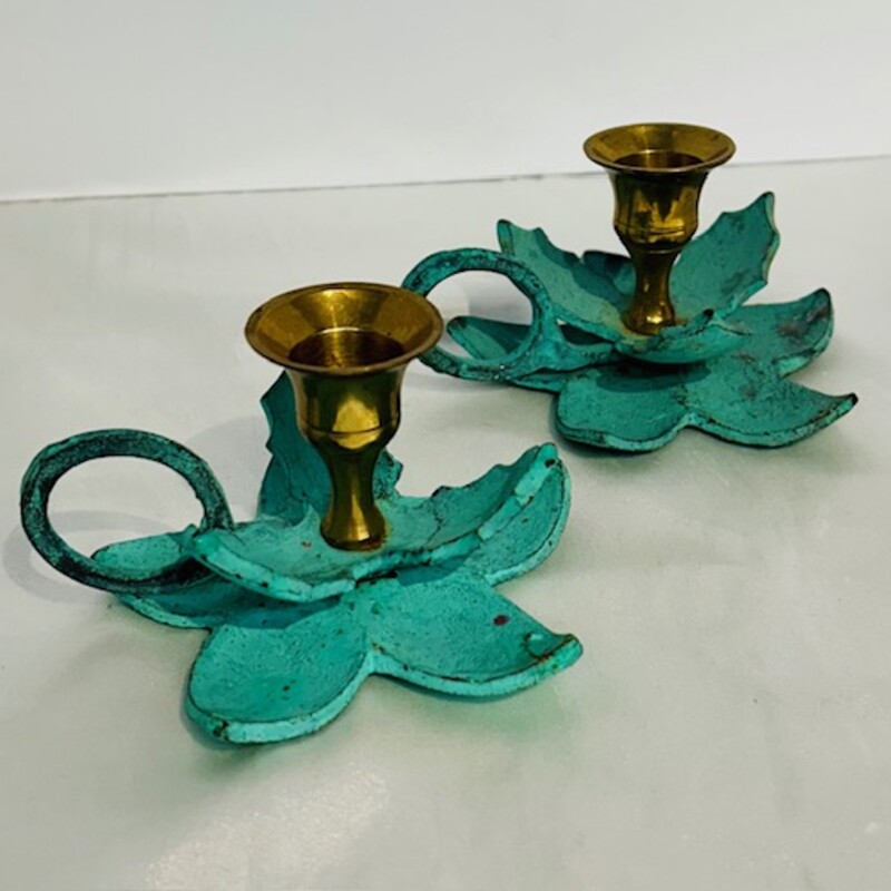 Set of 2 Brass India Leaf Taper Holders
Brass Green Size: 4.5 x 2.5H