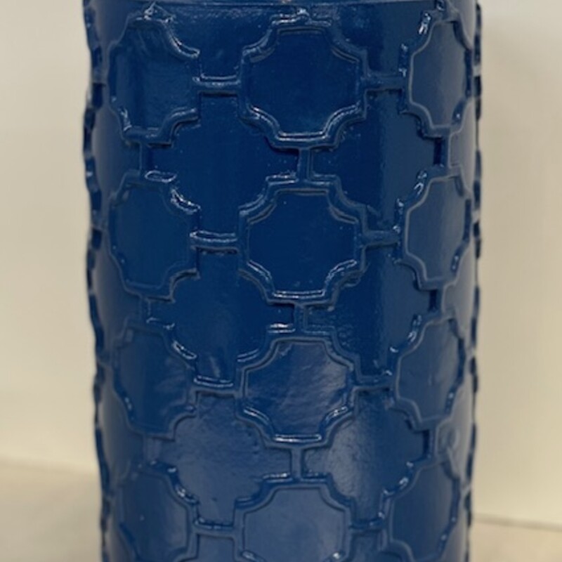 Quatrefoil Canister With Lid
Blue
Size: 6x11.5H