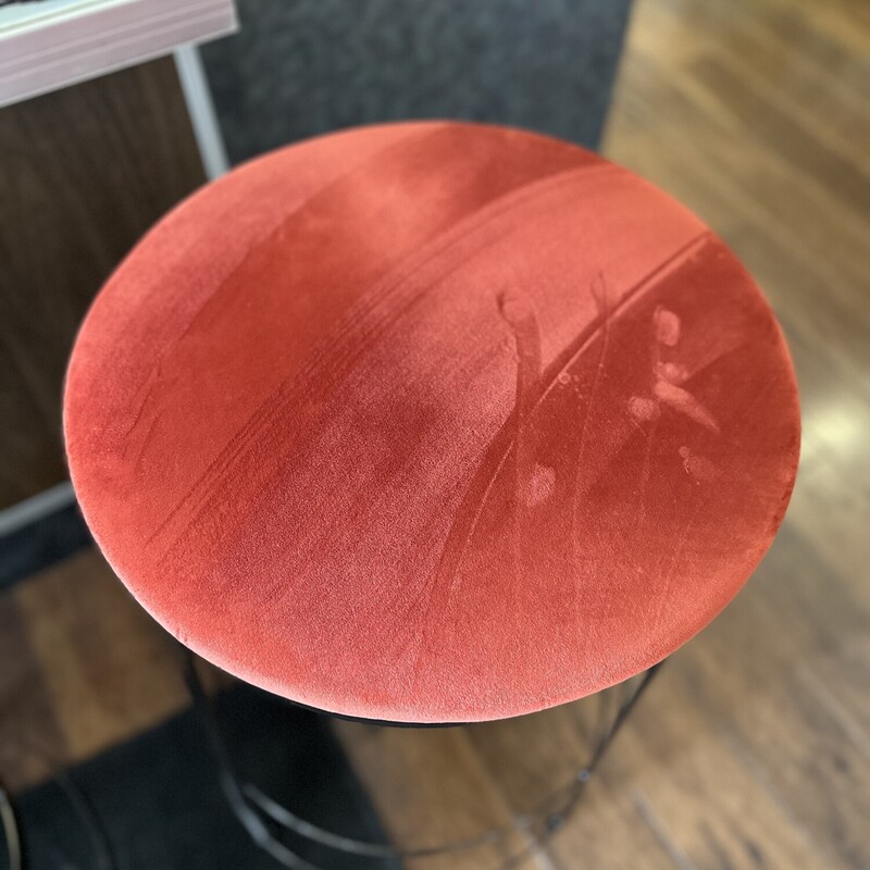 Swivel/metal Bartstools, Red Seats, Bronzed Metal Base<br />
25 inches tall, 16inch diameter seat,18 inch diameter at base<br />
<br />
Pick Up In Store Within 7 Days OF Purchase<br />
<br />
<br />
All Sales Are Final , No Returns<br />
<br />
Thank You For Shopping With Us:-)