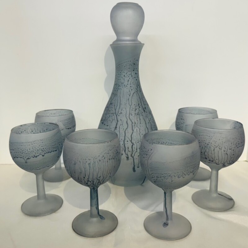 Nouveau Art Glass Satin Finish Decanter Set
Decanter and 6 Glasses
Gray
Size: 4.5 x 11.5H