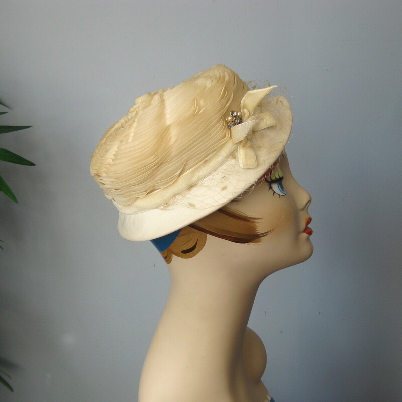 Vtg Lillian Shur Folded, Ivory, Size: None<br />
understated but fancy summer hat in ivory folded silk with a little brim covered with a net.<br />
Finished with a matching velvet ribbon and sparkling jewel.<br />
<br />
1950s By Lillian Shurr in Brooklyn NY<br />
<br />
Inner hat band measures 20 1/4<br />
Excellent vintage condition!<br />
thanks for looking!<br />
#61740