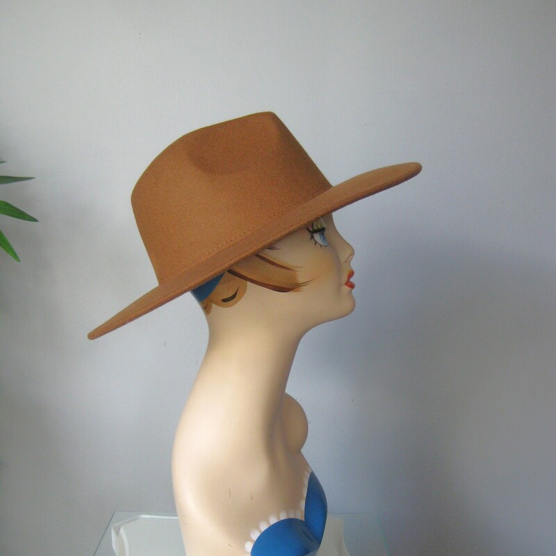 This is a fun western hat in warm medium brown.
it's by Hadley Wren.
It will fit a man or a woman with a large head.
the interior hat band measures 23 1/8 around and it fitted with a nicely functional drawstring that you can use to fine tune the fit.
You can see that it is hopelessly too big for my head model, she's about 20 around where the hat would sit.

like new condition. basically new without tags.
thanks for looking!
#75210