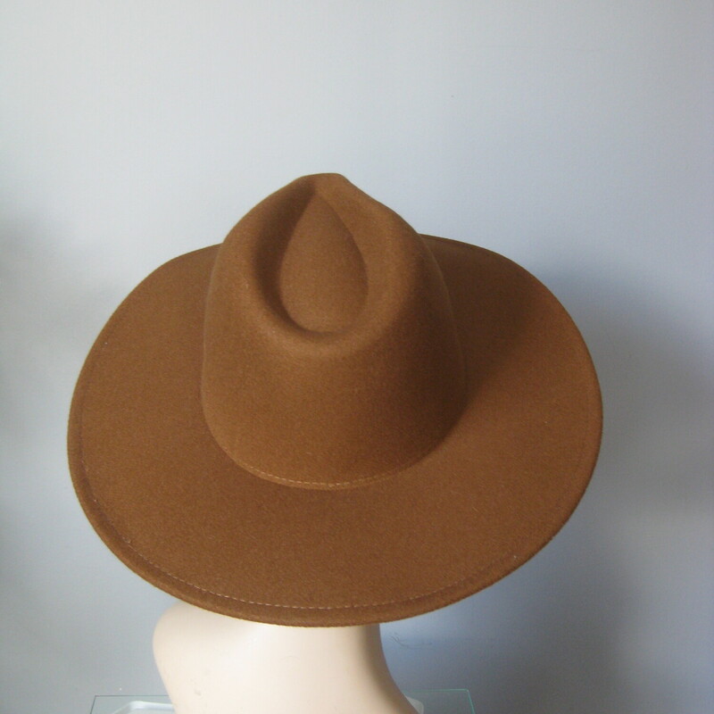 This is a fun western hat in warm medium brown.<br />
it's by Hadley Wren.<br />
It will fit a man or a woman with a large head.<br />
the interior hat band measures 23 1/8 around and it fitted with a nicely functional drawstring that you can use to fine tune the fit.<br />
You can see that it is hopelessly too big for my head model, she's about 20 around where the hat would sit.<br />
<br />
like new condition. basically new without tags.<br />
thanks for looking!<br />
#75210