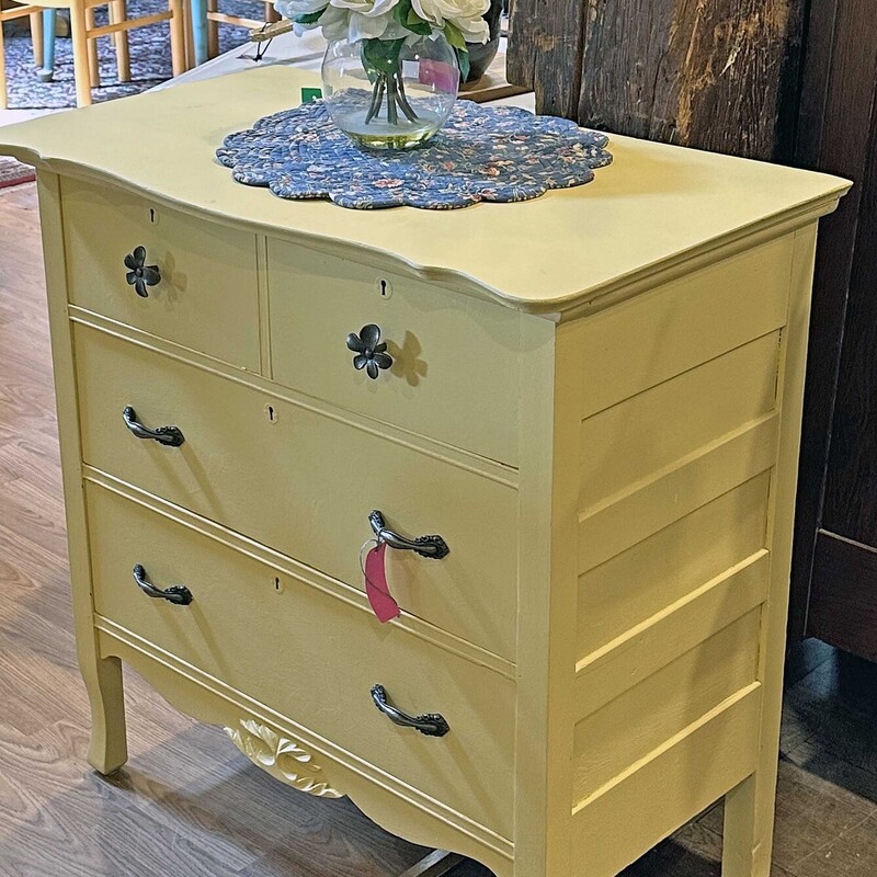 Yellow 4 Drawer Bureau
33 In Wide x 19 In Deep x 34 In Tall.
Lined Drawers