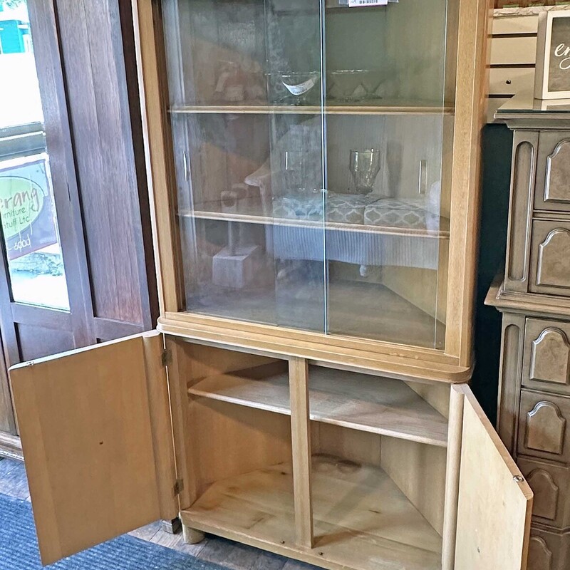 Duncan Phyfe Corner Hutch<br />
Size: 32x19x64