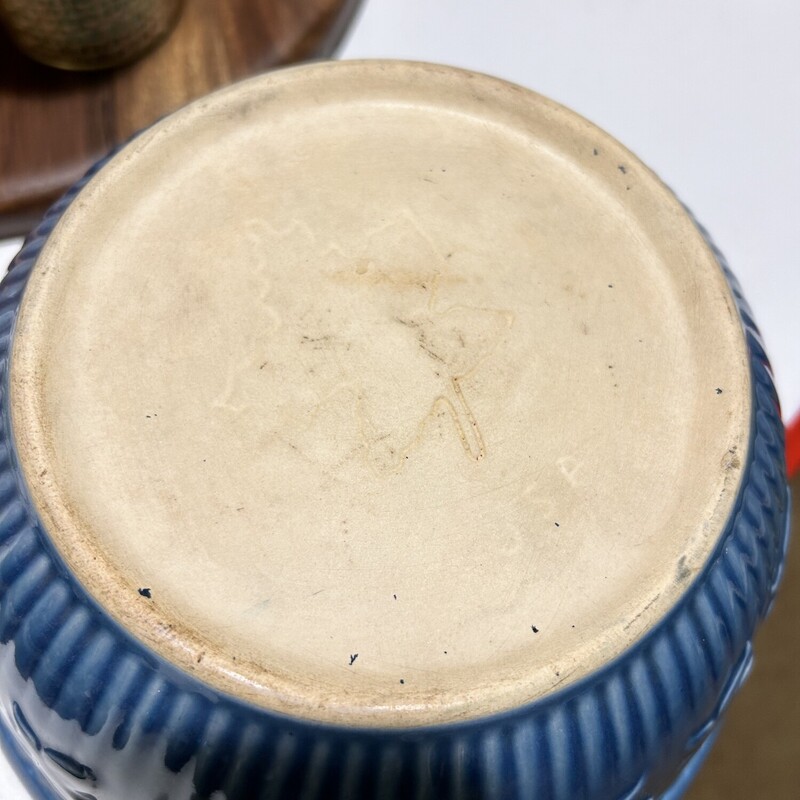 Blue Monmouth Mix Bowl<br />
, Size: 9W X 4T<br />
This blue bowl is ribbed with a row of maple leaves.  It is in excellent condition and has a hand drawn maple leaf and USA on the bottom