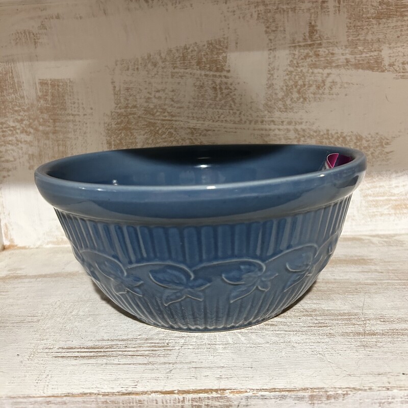 Blue Monmouth Mix Bowl
, Size: 9W X 4T
This blue bowl is ribbed with a row of maple leaves.  It is in excellent condition and has a hand drawn maple leaf and USA on the bottom