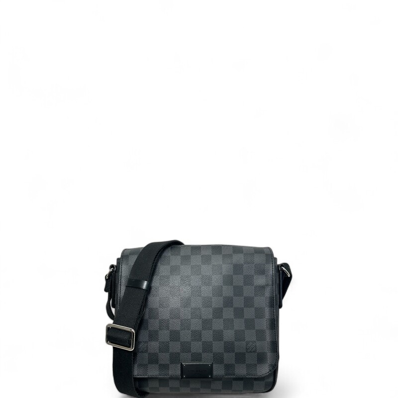 Louis Vuitton District, Graphite PM<br />
<br />
Date Code:<br />
FL1144<br />
<br />
Dimensions:<br />
9.5in W x 9in H x 3 in D<br />
13-24 in strap drop