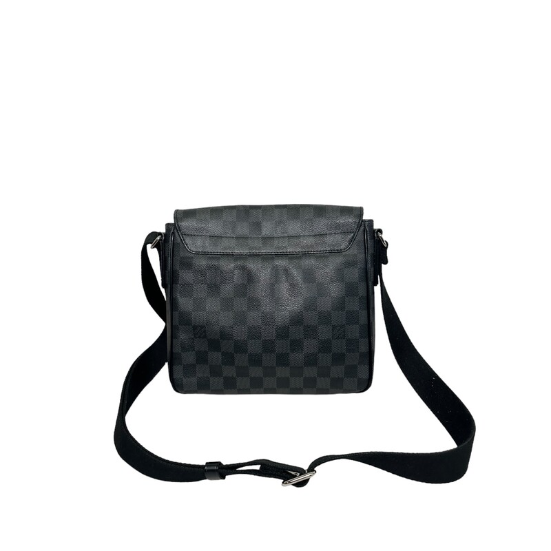 Louis Vuitton District, Graphite PM<br />
<br />
Date Code:<br />
FL1144<br />
<br />
Dimensions:<br />
9.5in W x 9in H x 3 in D<br />
13-24 in strap drop