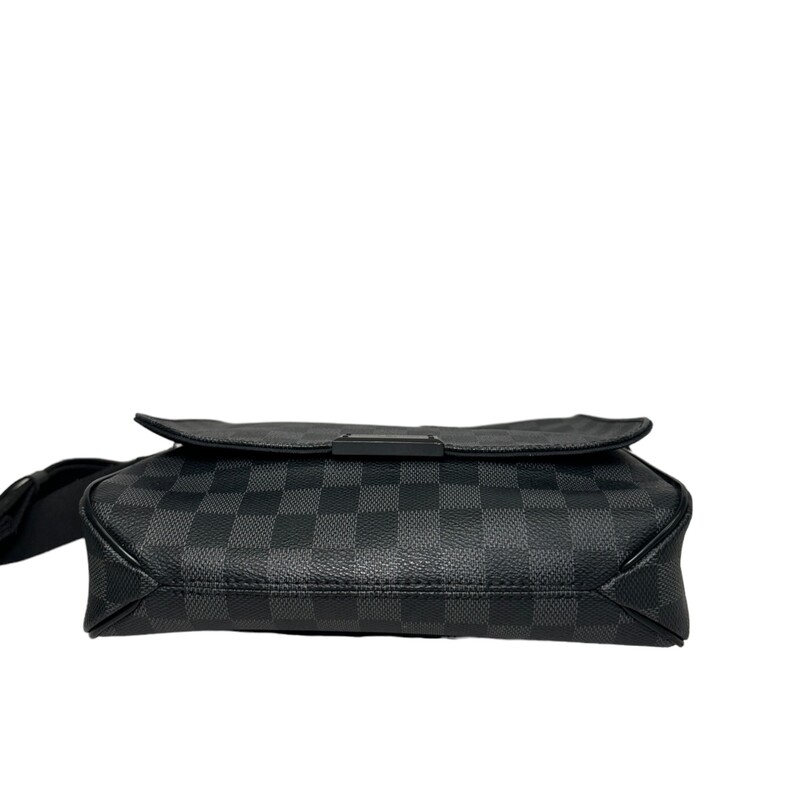 Louis Vuitton District, Graphite PM<br />
<br />
Date Code:<br />
FL1144<br />
<br />
Dimensions:<br />
9.5in W x 9in H x 3 in D<br />
13-24 in strap drop