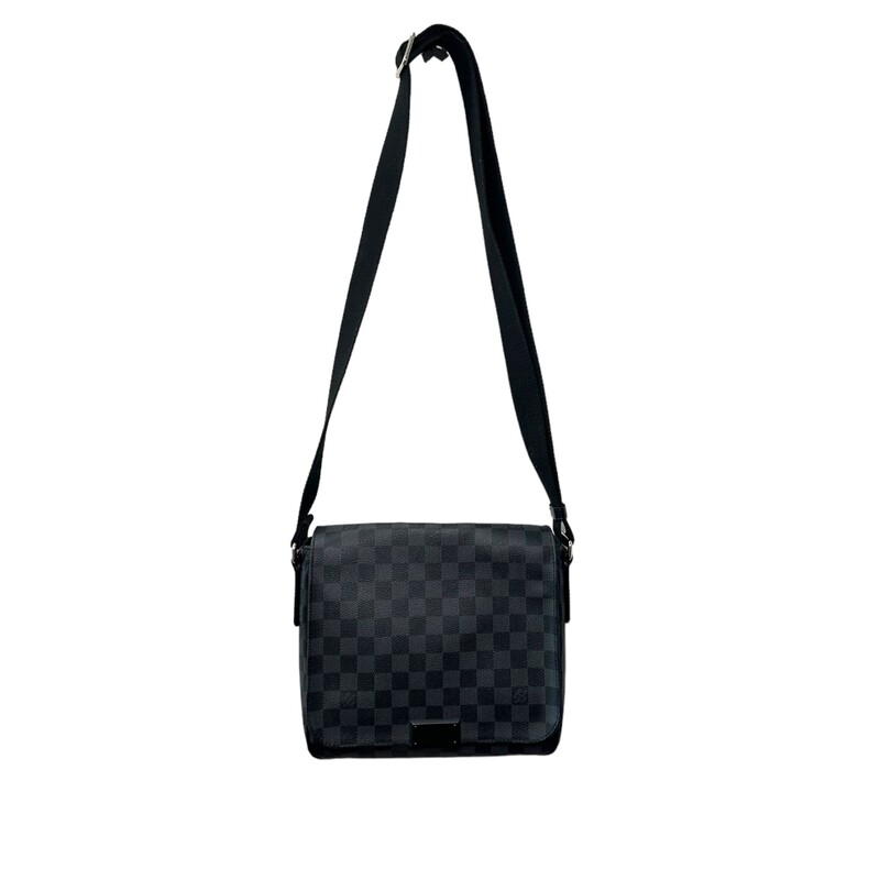 Louis Vuitton District, Graphite PM<br />
<br />
Date Code:<br />
FL1144<br />
<br />
Dimensions:<br />
9.5in W x 9in H x 3 in D<br />
13-24 in strap drop