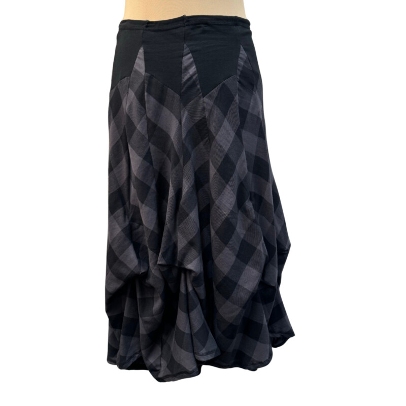 Luna Luz Parachute Skirt
Vintage parachute skirt, drop waist and adjustable hem. Hem is adjusted by pulling strings from underneath.
Buffalo Plaid
Colors: Black and Gray
Size: Large