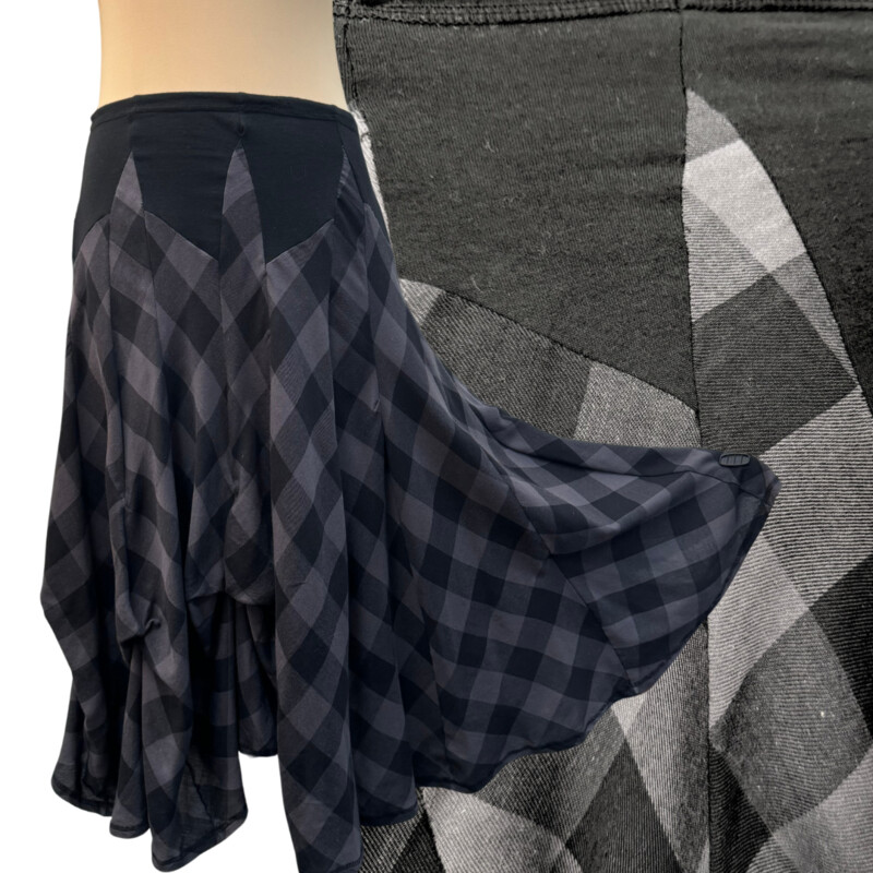 Luna Luz Parachute Skirt
Vintage parachute skirt, drop waist and adjustable hem. Hem is adjusted by pulling strings from underneath.
Buffalo Plaid
Colors: Black and Gray
Size: Large