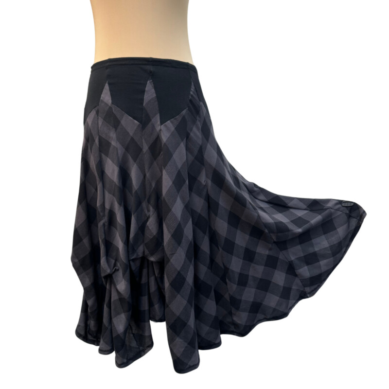 Luna Luz Parachute Skirt
Vintage parachute skirt, drop waist and adjustable hem. Hem is adjusted by pulling strings from underneath.
Buffalo Plaid
Colors: Black and Gray
Size: Large