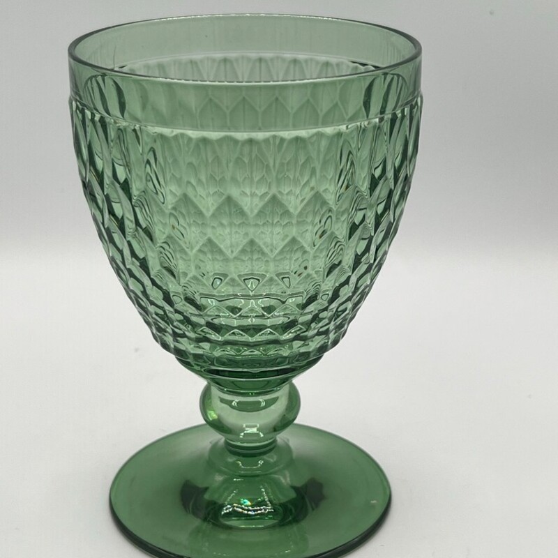 Villeroy & Boch Honey Comb Glasses
Green Glass
Size: 3.5x5H
Set of 6
Retail $175
Coordinating Set of 6 High Balls Sold Separately