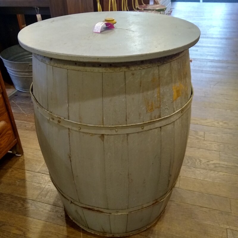 Lg Barrel With Cover

Large wooden barrel with cover.

Size: 22 in diam X 30 in high